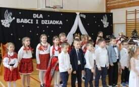 Dzień Babci i Dziadka w Publicznej Szkole Podstawowej w Chybicach 108