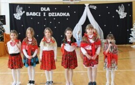 Dzień Babci i Dziadka w Publicznej Szkole Podstawowej w Chybicach 125