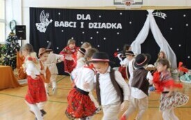 Dzień Babci i Dziadka w Publicznej Szkole Podstawowej w Chybicach 135