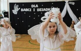 Dzień Babci i Dziadka w Publicznej Szkole Podstawowej w Chybicach 144
