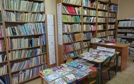 Kiermasz książek w bibliotece szkolnej w Godowie 1