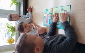 Galeria aktualności Światowy Dzień Głośnego Czytania w świetlicy szkolnej  w PSP im. L. i M. Ambroż&oacute;w w Szerzawach 9