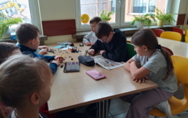 Galeria aktualności Światowy Dzień Głośnego Czytania w świetlicy szkolnej  w PSP im. L. i M. Ambroż&oacute;w w Szerzawach 13