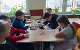 Galeria aktualności Światowy Dzień Głośnego Czytania w świetlicy szkolnej  w PSP im. L. i M. Ambroż&oacute;w w Szerzawach 16