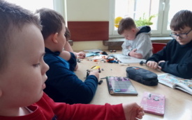 Galeria aktualności Światowy Dzień Głośnego Czytania w świetlicy szkolnej  w PSP im. L. i M. Ambroż&oacute;w w Szerzawach 20