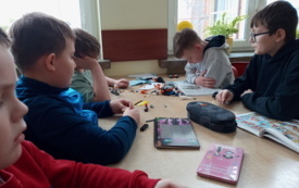 Galeria aktualności Światowy Dzień Głośnego Czytania w świetlicy szkolnej  w PSP im. L. i M. Ambroż&oacute;w w Szerzawach 21