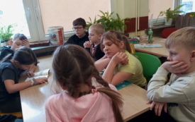 Galeria aktualności Światowy Dzień Głośnego Czytania w świetlicy szkolnej  w PSP im. L. i M. Ambroż&oacute;w w Szerzawach 35