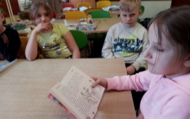 Galeria aktualności Światowy Dzień Głośnego Czytania w świetlicy szkolnej  w PSP im. L. i M. Ambroż&oacute;w w Szerzawach 38