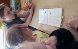 Galeria aktualności Światowy Dzień Głośnego Czytania w świetlicy szkolnej  w PSP im. L. i M. Ambroż&oacute;w w Szerzawach 39