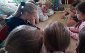 Galeria aktualności Światowy Dzień Głośnego Czytania w świetlicy szkolnej  w PSP im. L. i M. Ambroż&oacute;w w Szerzawach 44