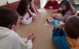 Galeria aktualności Światowy Dzień Głośnego Czytania w świetlicy szkolnej  w PSP im. L. i M. Ambroż&oacute;w w Szerzawach 54