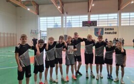 Turniej mini piłki siatkowej chłopc&oacute;w w Pawłowie &ndash; sportowe emocje i sukces PSP Chybice 1