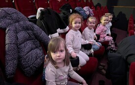 Wyjazd przedszkolak&oacute;w oraz uczni&oacute;w klas I-III na spektakl  1