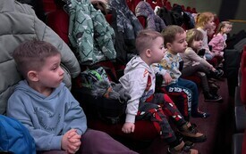 Wyjazd przedszkolak&oacute;w oraz uczni&oacute;w klas I-III na spektakl  2