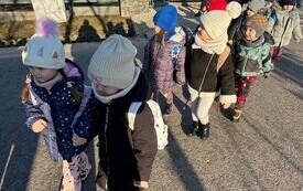 Wyjazd przedszkolak&oacute;w oraz uczni&oacute;w klas I-III na spektakl  3