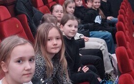 Wyjazd przedszkolak&oacute;w oraz uczni&oacute;w klas I-III na spektakl  6