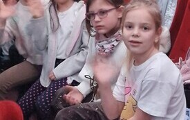 Wyjazd przedszkolak&oacute;w oraz uczni&oacute;w klas I-III na spektakl  9