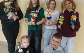 Galeria aktualności &bdquo;Kolorowa tradycja w młodych dłoniach  &ndash; warsztaty tworzenia palm wielkanocnych&rdquo; w PSP W Jadownikach 1