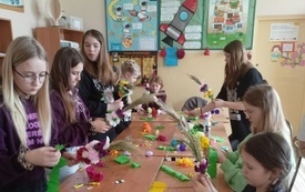 Galeria aktualności &bdquo;Kolorowa tradycja w młodych dłoniach  &ndash; warsztaty tworzenia palm wielkanocnych&rdquo; w PSP W Jadownikach 4
