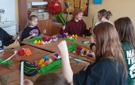 Galeria aktualności &bdquo;Kolorowa tradycja w młodych dłoniach  &ndash; warsztaty tworzenia palm wielkanocnych&rdquo; w PSP W Jadownikach 5