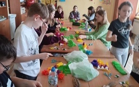 Galeria aktualności &bdquo;Kolorowa tradycja w młodych dłoniach  &ndash; warsztaty tworzenia palm wielkanocnych&rdquo; w PSP W Jadownikach 6