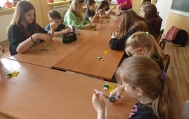 Galeria aktualności &bdquo;Kolorowa tradycja w młodych dłoniach  &ndash; warsztaty tworzenia palm wielkanocnych&rdquo; w PSP W Jadownikach 9