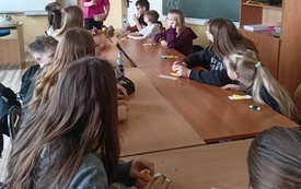 Galeria aktualności &bdquo;Kolorowa tradycja w młodych dłoniach  &ndash; warsztaty tworzenia palm wielkanocnych&rdquo; w PSP W Jadownikach 11