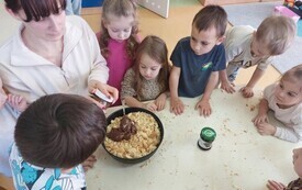 Warsztaty cukiernicze w przedszkolu w Chybicach 1