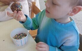 Warsztaty cukiernicze w przedszkolu w Chybicach 6