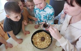 Warsztaty cukiernicze w przedszkolu w Chybicach 7