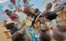 Warsztaty cukiernicze w przedszkolu w Chybicach 11