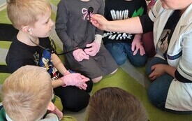 Nasze mamy w pracy- spotkanie z pielęgniarką i farmaceutką - PSP Łomno 2