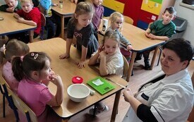 Nasze mamy w pracy- spotkanie z pielęgniarką i farmaceutką - PSP Łomno 14