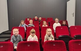 Wyjazd przedszkolak&oacute;w do Starachowic oraz wizyta w  Gminnej Bibliotece Publicznej - PSP Łomno 4