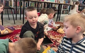 Wyjazd przedszkolak&oacute;w do Starachowic oraz wizyta w  Gminnej Bibliotece Publicznej - PSP Łomno 5