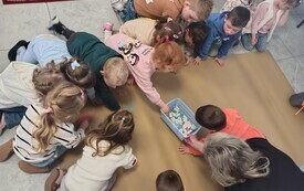 Wyjazd przedszkolak&oacute;w do Starachowic oraz wizyta w  Gminnej Bibliotece Publicznej - PSP Łomno 6