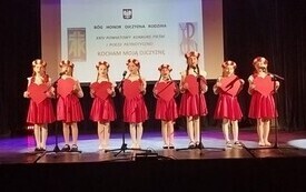 Sukcesy uczni&oacute;w PSP w Godowie w XXIV Konkursie Pieśni i Poezji Patriotycznej "Kocham moją Ojczyznę"  1
