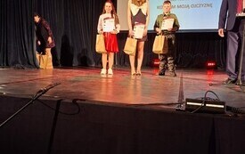 Sukcesy uczni&oacute;w PSP w Godowie w XXIV Konkursie Pieśni i Poezji Patriotycznej "Kocham moją Ojczyznę"  17