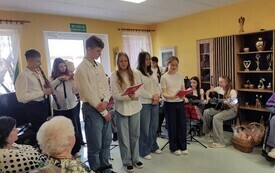 Wizyta szkolnego koła gitarowego w DPS im. Sue Ryder w Kałkowie - Godowie 1
