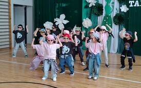 Wiosenny Pokaz Talent&oacute;w w PSP Łomno  33