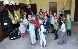 Wizyta przedszkolak&oacute;w w OSP Kałk&oacute;w 23