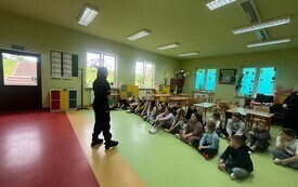 Spotkanie profilaktyczne z policjantami w klasach I-III w PSP Chybice 4