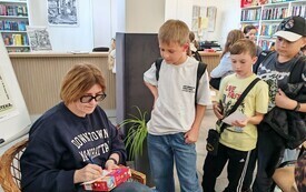 Klasa 4 odkrywa świat książek Katarzyny Gacek &ndash; PSP Chybice 4