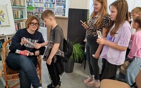 Klasa 4 odkrywa świat książek Katarzyny Gacek &ndash; PSP Chybice 7