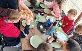 Klasa 4 odkrywa świat książek Katarzyny Gacek &ndash; PSP Chybice 14