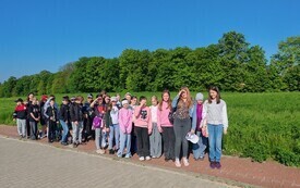 Klasa 4 odkrywa świat książek Katarzyny Gacek &ndash; PSP Chybice 23
