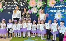 Galeria aktualności DZIEŃ RODZINY ORAZ PASOWANIE NA PRZEDSZKOLAKA W GRUPIE PSZCZ&Oacute;ŁKI 6