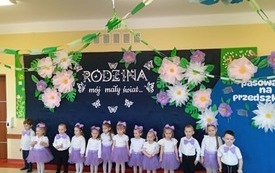 Galeria aktualności DZIEŃ RODZINY ORAZ PASOWANIE NA PRZEDSZKOLAKA W GRUPIE PSZCZ&Oacute;ŁKI 8