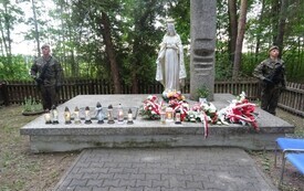 Pamięć, kt&oacute;ra trwa wśr&oacute;d leśnej ciszy 1