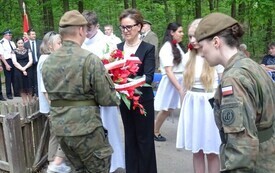 Pamięć, kt&oacute;ra trwa wśr&oacute;d leśnej ciszy 7